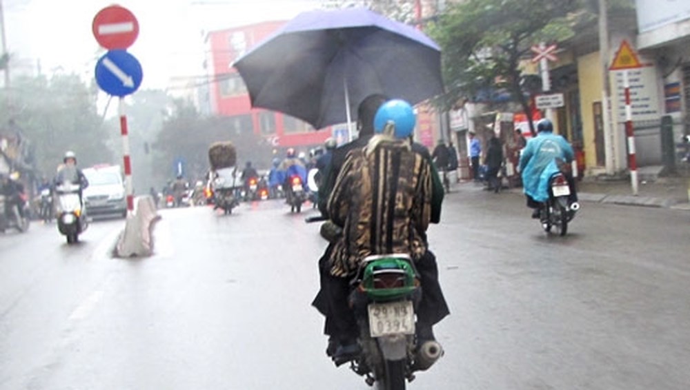 Sử dụng ô (dù) khi tham gia giao thông bị phạt bao nhiêu?