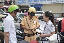 Quyền Dừng xe kiểm tra hành chính đối với người tham gia giao thông kể cả khi không vi phạm của CSGT khi làm nhiệm vụ.