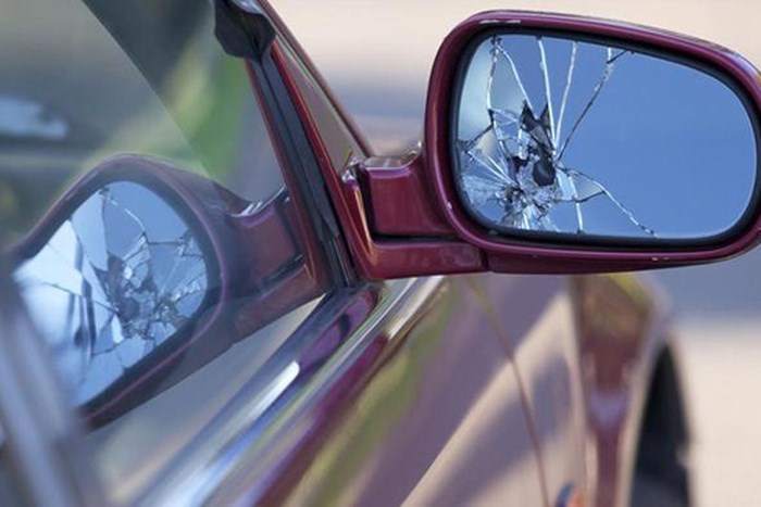 Cố tình đập phá gương ô tô của người khác bị xử lý như thế nào?